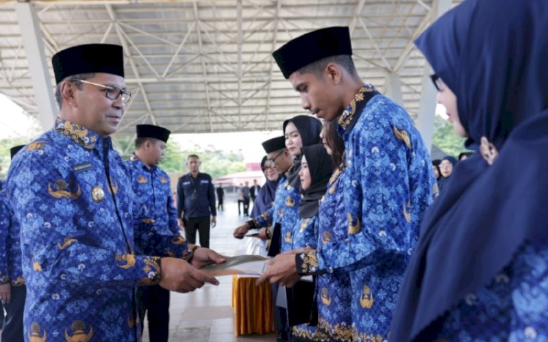 PENYERAHAN. Wali Kota Makassar, Moh Ramdhan Pomanto, secara simbolis menyerahkan sebanyak 680 SK PPPK Formasi Guru 2022 dan Pengambilan Sumpah Jabatan Tahun 2023 se-Kota Makassar di Lapangan Karebosi Makassar, Senin (17/7/2023). foto: istimewa