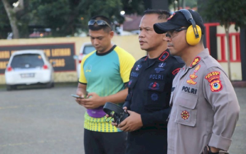 LATIHAN MENEMBAK. Kapolres Bone AKBP Arief Doddy Suryawan, Dandim 1407/Bone Letkol Inf Moch Rizki Hidayat Djohar, dan Danyon C Pelopor Kompol Nur Ichsan di sela-sela latihan menembak di Lapangan Tembak Tenri Betta Mako Batalyon C Pelopor Sat Brimob Polda Sulsel, Kamis (20/7/2023). foto: istimewa