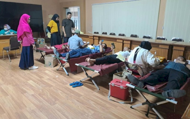 DONOR DARAH. Dinas Pemberdayaan Masyarakat dan Desa (PMD) Provinsi Sulsel bekerja sama dengan UPT Transfusi Darah Dinas Kesehatan Sulsel menggelar donor darah, di Lounge Dinas PMD Sulsel, Jumat (7/7/2023). foto: istimewa