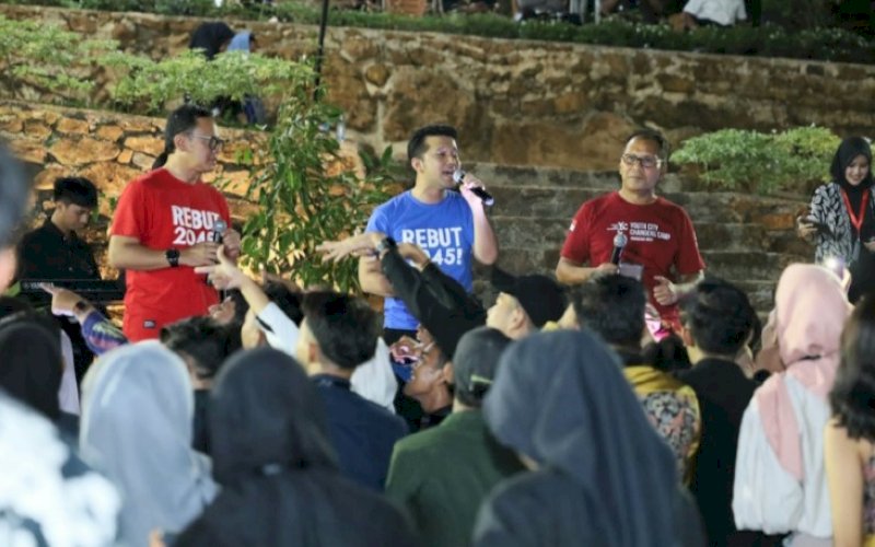 INSPIRATIF. Ketua Umum APEKSI Bima Arya (ki-ka), Wakil Gubernur Jawa Timur Emil Elestianto Dardak, dan Wali Kota Makassar Moh Ramdhan Pomanto memberikam inspirasi pada acara Youth City Changers 2023 yang merupakan rangkaian Rakernas APEKSI XVI 2023 di Tokka Tena Rata, Kabupaten Maros, Senin (10/7/2023) malam. foto: istimewa