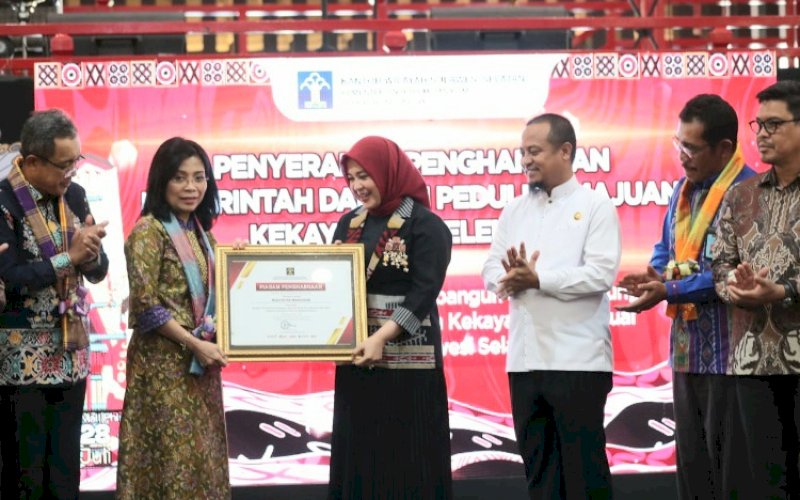 PENGHARGAAN. Wakil Wali Kota Makassar Fatmawati Rusdi menerima penghargaan Kemenkumham RI yang diserahkan langsung Direktur Jenderal Kekayaan Intelektual Menkumham Min Usihen, saat digelar Mobile Intelectual Property Clinic Sulsel di Mal Pipo Makassar, Jumat (28/7/2023). foto: istimewa
