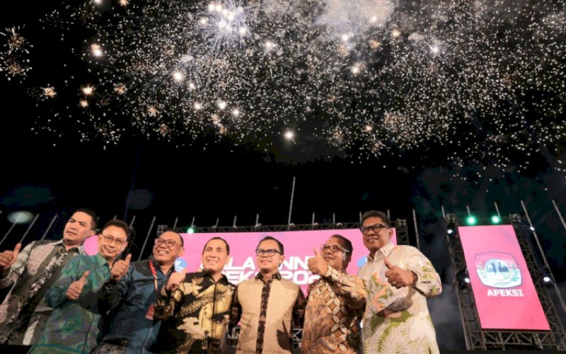 GALA DINNER. Ketua Umum APEKSI Bima Arya bersama Wali Kota Makassar Moh Ramdhan Pomanto dan lainnya pada Gala Dinner Rakernas XVI 2023 di Anjungan Pantai Losari Makassar, Selasa (11/7/2023). foto: istimewa