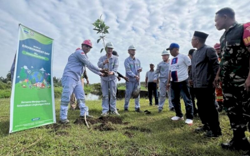 TANAM POHON. PT Baoshuo Taman Industry Invesment Group (BTIIG) atau yang di kenal dengan nama Indonesia Huabao Industrial Park (IHIP) menggelar aksi sosial di bidang lingkungan dengan kegiatan 'Aksi Penanaman 100 Pohon Bersama Menjaga Bumi Selamatkan Lingkungan Hidup' di sekitar aliran sungai di sekitar pesisir pantai di Desa Topogaro, Kecamatan Bungku Barat, Morowali, Sulteng, Sabtu (22/7/2023). foto: istimewa