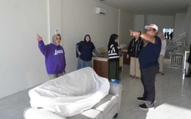 PENINJAUAN. Ketua Perbasi Kota Makassar, Indira Jusuf Ismail, meninjau langsung kantor baru Perbasasi Makassar di Kawasan Center Point of Indonesia (CPI) Makassar, Minggu (23/07/2023). foto: istimewa