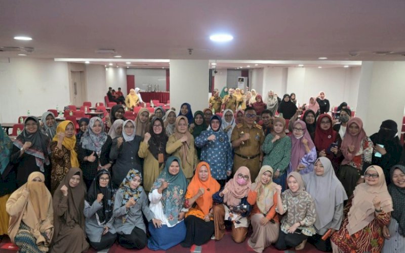 BIMTEK. Bunda PAUD Kota Makassar, Indira Jusuf Ismail, bersama pesetta Bimbingan Teknis (Bimtek) pengelolaan lingkungan belajar berkualitas yang digelar Dinas Pendidikan (Disdik) Kota Makassar di Hotel Royal Bay Makassar, Selasa (18/7/2023). foto: istimewa