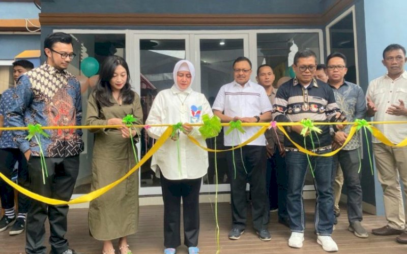 PERESMIAN. Bunda PAUD Kota Makassar, Indira Jusuf Ismail, menghadiri grand opening TK dan PAUD Abigail Preschool di Jl Aroepala, Makassar, Jumat (7/7/2023). foto: istimewa