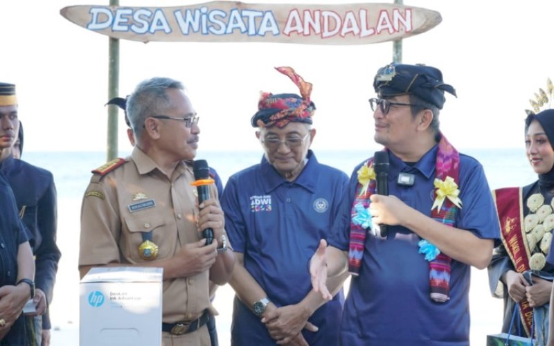 KUNJUNGAN. Direktur Tata Kelola Destinasi Kemenparekraf RI, Indra Ni Tua, bersama sejumlah rombongan mengunjungi Pantai Mandalaria di Desa Lembanna, Kecamatan Bonto Bahari, Kabupaten Bulukumba, dalam rangka penilaian ADWI, Senin (10/7/2023). foto: istimewa