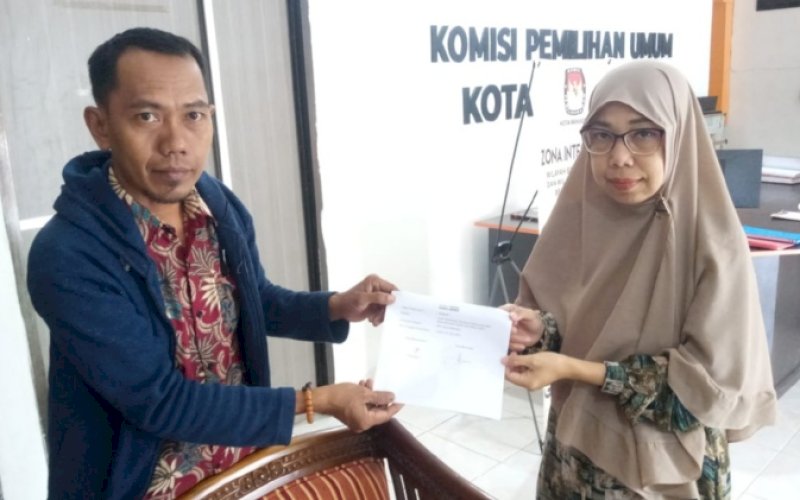 KEBERATAN. Isra, Ketua PPS Kelurahan Maccini Sombala, Kecamatan Tamalate, yang dipecat, memasukkan nota keberatan di KPU Kota Makassar, Jumat (14/7/2033). foto: istimewa