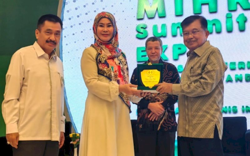 PEMBICARA. Wakil Presiden RI ke-10 dan 12, Jusuf Kalla (JK), saat menjadi pembicara dalam 'Mihrab Summit dan Expo ISMI 2023' di Hotel Claro Makassar, Rabu (5/7/2023). foto: istimewa