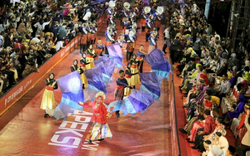 KARNAVAL BUDAYA. Karnaval Budaya dalam rangkaian Rakernas APEKSI 2023 yang digelar di sepanjang Jl Penghibur, Makassar, Rabu (12/7/2023) malam. foto: istimewa