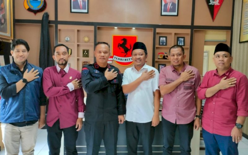PERTEMUAN. Danyon C Pelopor Sat Brimob Polda Sulsel, Kompol Nur Ichsan, menerima Komisioner KPU Kabupaten Bone di Mako Batalyon C Pelopor, Kabupaten Bone, Selasa (4/7/2023). foto: istimewa