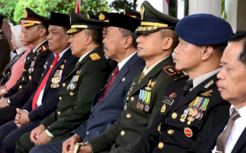 HUT BHAYANGKARA. KDanyon C Pelopor Satbrimob Polda Sulsel, Kompol Nur Ichsan (kanan), menghadiri peringatan HUT Bhayangkara ke-77 di halaman Kantor Bupati Bone, Sabtu (1/7/2023). foto: istimewa