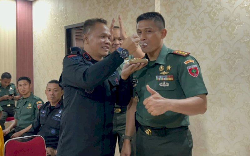 HUT BHAYANGKARA. Danyon C Pelopor Sat Brimob Polda Sulsel Kompol Nur Ichsan menyuapi Dandim 1407/ Bone Letkol Infanteri Muhammad Rizki Hidayat Djohar saat berkunjung ke Mako Brimob Bone dalam rangka HUT Bhayangkara ke-77, Senin (3/7/2023). foto: istimewa
