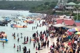 Pengunjung Pantai Tanjung Bira Membeludak, Karcis Terjual 17.380 Lembar