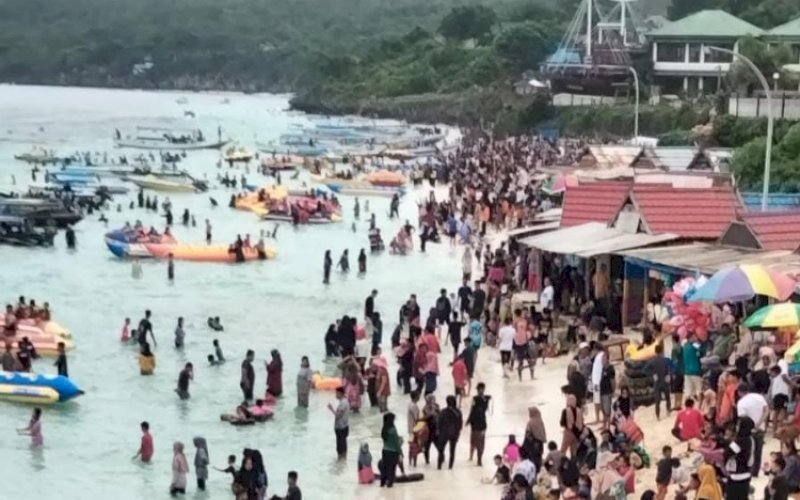 PADAT PENGUNJUNG. Pengunjung memadati Pantai Tanjung Bira, Kabupaten Bulukumba selama liburan Hari Raya Iduladha 1444 Hijriah/2023 Masehi. foto: istimewa