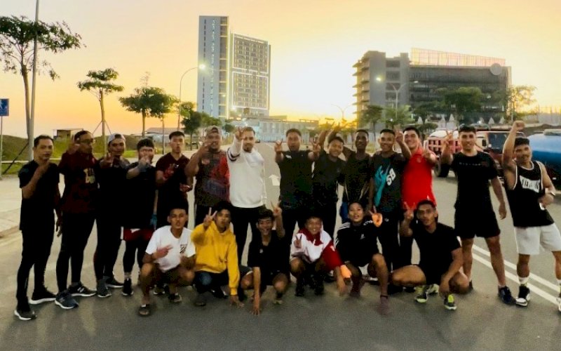 DUKUNGAN. Para praktisi dan pelatih bela diri yang tergabung dalam komunitas 'Phinisi Fight Organizer' menyatakan dukungannya kepada Rudianto Lallo untuk maju sebagai calon anggota DPR RI. foto: istimewa