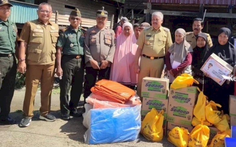 BANTUAN. Pemprov Sulsel telah menyalurkan bantuan logistik untuk korban terdampak musibah angin kencang di Kabupaten Pinrang, Senin (3/7/2023). foto: istimewa