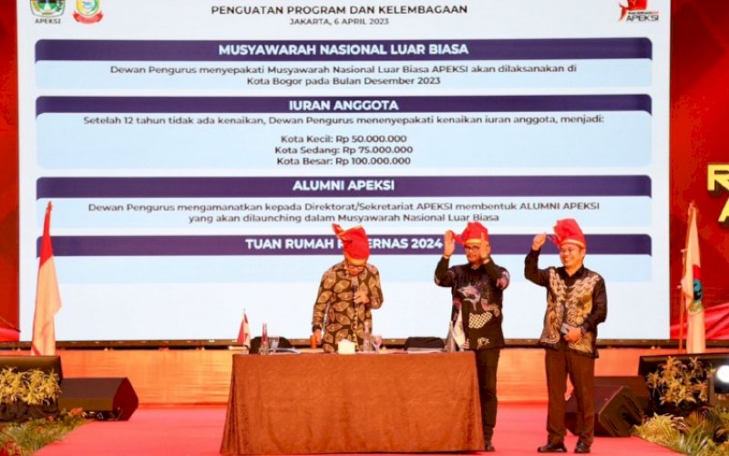 RAKERNAS APEKSI. Ketua Umum APEKSI, Bima Arya, menutup Rakernas APEKSI XVI 2023 sekaligus menetapkan Kota Balikpapan sebagai tuan rumah penyelenggaraan Rakernas APEKSI XVII 2024 mendatang, Kamis (13/7/2023). foto: istimewa