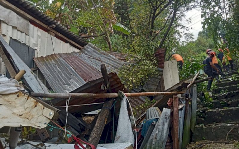 RUSAK. Kondisi rumah rusak terdampak pohon tumbang di Jl Atletik, Kelurahan Kampung Baru, Kecamatan Bacukiki Barat, Kota Parepare, Selasa (4/7/2023). foto: istimewa