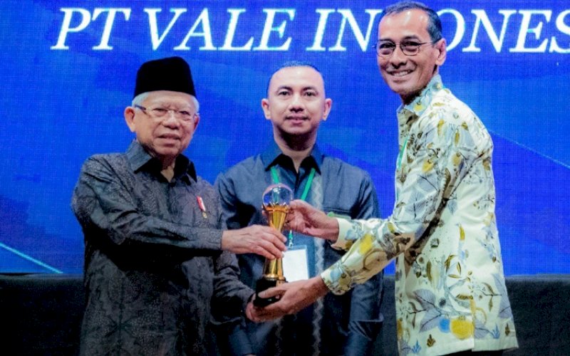 PENGHARGAAN. Wakil Presiden RI Ma&rsquo;ruf Amin menyerahkan penghargaan Padmamitra Award 2022 kategori Kewirausahaan pada Forum CSR Indonesia 2023 kepada PT Vale Indonesia yang diterima Wakil Presiden Direktur PT Vale Indonesia Adriansyah Chaniago di Jakarta, Rabu (5/7/2023). foto: istimewa