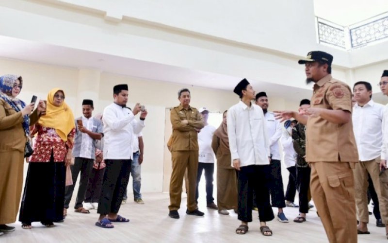 PERESMIAN. Gubernur Sulsel, Andi Sudirman Sulaiman, meresmikan Al Markaz Al Islami Imam Syafi'i di Bone, Selasa (22/8/2023). foto: istimewa