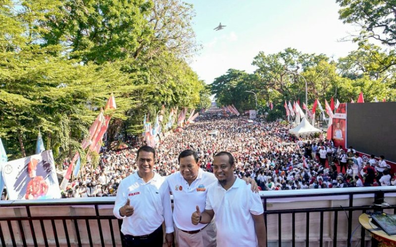 ANTI MAGER. Mentan RI periode 2014-2019 yang juga Ketua IKA Unhas Andi Amran Sulaiman (ki-ka), Menteri Pertahanan RI Prabowo Subianto, dan Gubernur Sulsel Andi Sudirman Sulaiman pada Jalan Sehat Sulsel Anti Mager 2023 dalam rangka 354 tahun Sulsel dan dalam rangka 78 tahun Kemerdekaan Republik Indonesia yang dilepas star di depan Rumah Jabatan Gubernur Sulsel, Minggu (6/8/2023). foto: istimewa