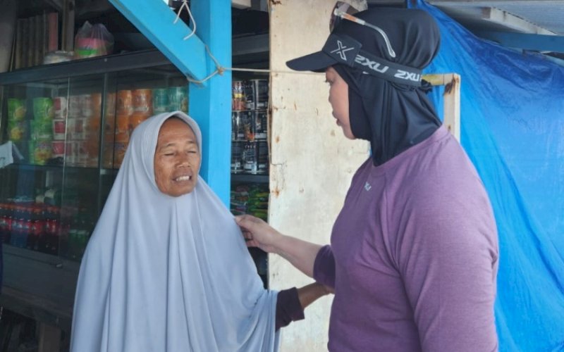 MENYAPA. Ketua TP PKK Kabupaten Bulukumba, Andi Herfida Muchtar, menyapa Pedagang Kaki Lima (PKL) di Kawasan Wisata Tanjung Bira untuk bersama-sama menjaga kebersihan pantai. foto: istimewa