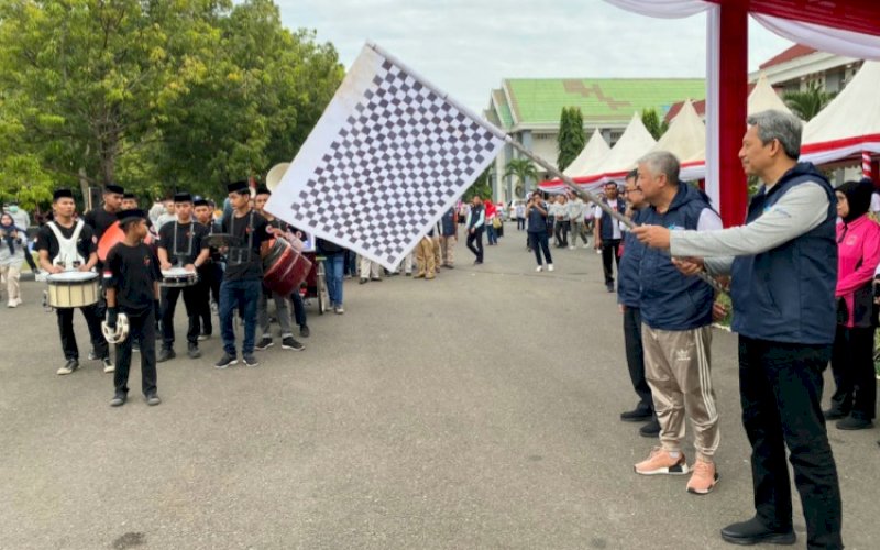 PELEPASAN. Pj Sekda Provinsi Sulsel Andi Muhammad Arsjad bersama Bupati Pinrang Irwan Hamid melepas peserta jalan santai dalam rangka memperingati Hari Pengendalian Nyamuk (HPN) ke-7 di halaman Kantor Bupati Pinrang, Sabtu (19/8/2023). foto: istimewa
