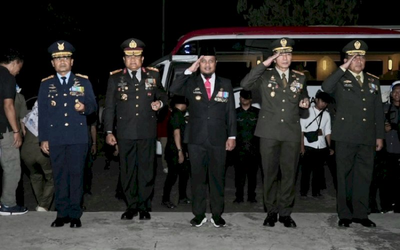 APEL. Gubernur Sulsel, Andi Sudirman Sulaiman, menghadiri Apel Kehormatan dan Renungan Suci di Taman Makam Pahlawan Makassar, Kamis (17/8/2023) pukul 00.00 WITA. foto: istimewa