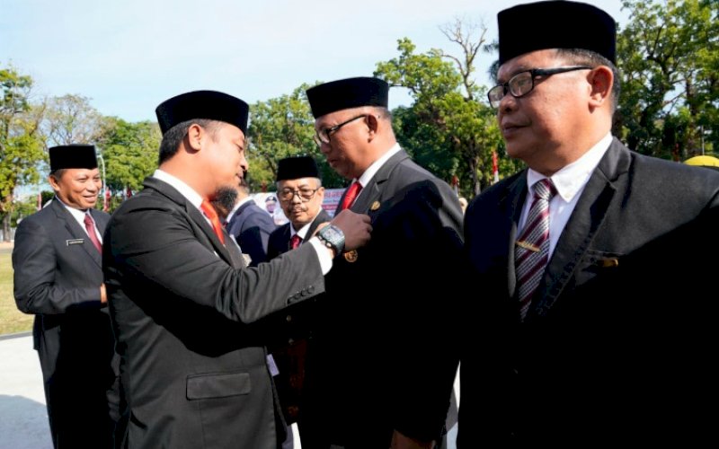 PENGHARGAAN. Gubernur Sulsel, Andi Sudirman Sulaiman, menyematkan Penghargaan Satyalancana Karya Satya kepada 2.398 orang PNS pada lingkup Pemprov Sulsel di Lapangan Upacara Rumah Jabatan Gubernur Sulawesi Selatan, Selasa (15/8/2023). foto: istimewa