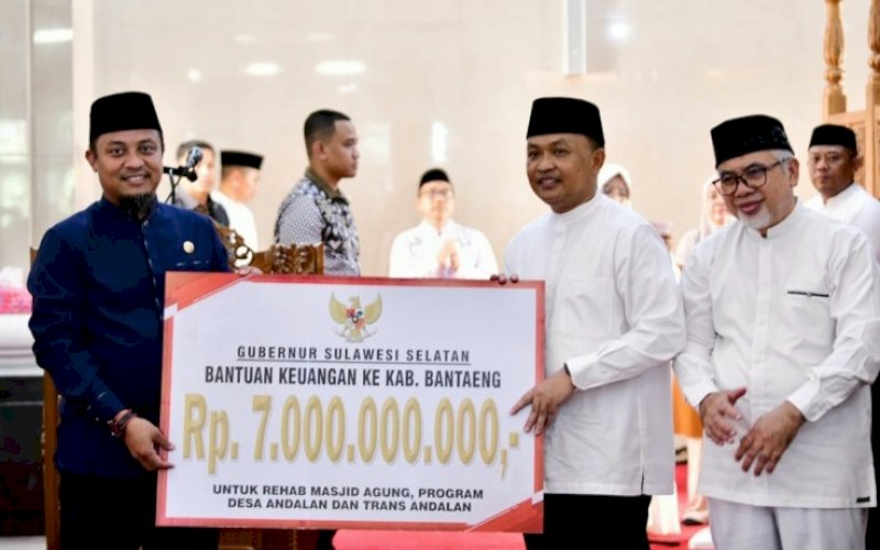PENYERAHAN. Gubernur Sulsel, Andi Sudirman Sulaiman, menyerahkan bantuan keuangan tahun anggaran 2023 kepada Pemkab Bantaeng Rp7 miliar yang diterima langsung Bupati Bantaeng Ilham Syah Azikin di Masjid Agung Syekh Abdul Gani Bantaeng, Selasa (1/8/2023). foto: istimewa