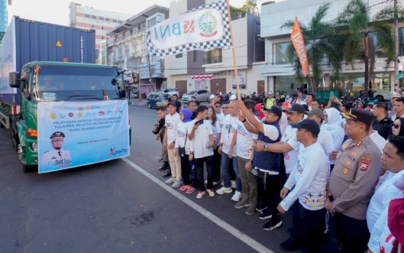 PELEPASAN. Gubernur Sulsel, Andi Sudirman Sulaiman, melepas ekspor produk Andalan Sulsel senilai Rp1,43 triliun ke pasar global dalam rangka HUT Sulsel ke-354 yang dilaksanakan Dinas Perdagangan Sulsel dengan tema 'Sulsel Andalan Indonesia' di Pelabuhan Peti Kemas Jl Nusantara, Makassar, Minggu (6/8/2023). foto: istimewa