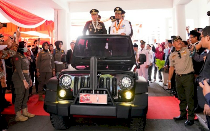 NAIK MOBIL. Gubernur Sulsel Andi Sudirman Sulaiman bersama Pangdam XIV/Hasanuddin Mayjen TNI Totok Imam Santoso, Kapolda Sulsel Irjen Pol Setyo Boedi Moempoeni Harso, Pangkoopsau II Marsma TNI AU Adi Kuntoro, dan Dantamal VI Laksma TNI Ivan Gatot Prijanto menggunakan Mobil Jeep Andalan (Jipand) sebagai mobil inspeksi pasukan pada upacara HUT Kemerdekaan RI ke-78 di Lapangan Upacara Rumah Jabatan Gubernur Sulsel, Kamis (17/8/2023). foto: istimewa