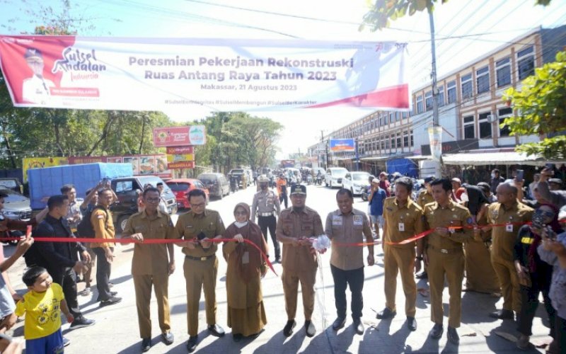 PERESMIAN. Gubernur Sulsel, Andi Sudirman Sulaiman, meresmikan Pekerjaan Rekonstruksi Ruas Jalan Antang Raya, Kecamatan Manggala, Kota Makassar, Senin (21/8/2023). foto: istimewa
