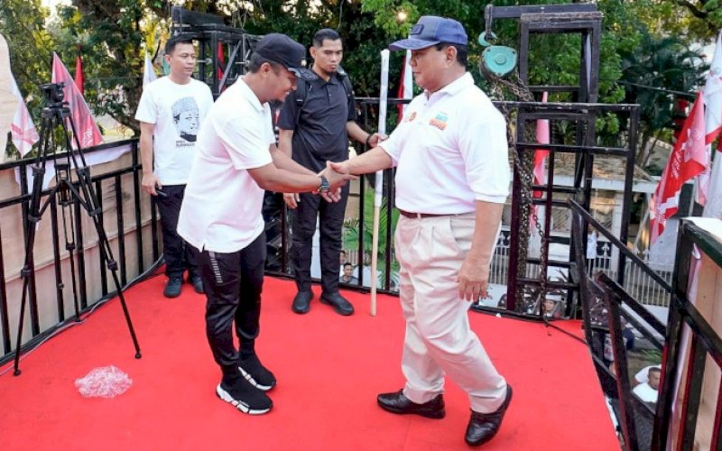 BERSALAMAN. Menteri Pertahanan RI Prabowo Subianto bersalaman dengan Gubernur Sulsel Andi Sudirman Sulaiman di sela-sela Jalan Sehat Sulsel Anti Mager 2023 dalam rangka 354 Tahun Sulsel dan dalam rangka 78 Tahun Kemerdekaan Republik Indonesia yang dilepas star di depan Rumah Jabatan Gubernur Sulsel, Minggu (6/8/2023). foto: istimewa