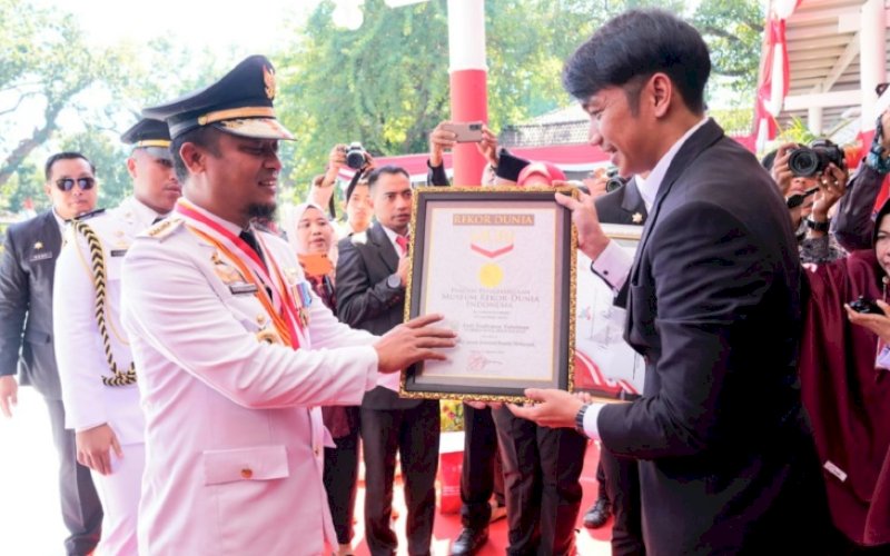 REKOR MURI. Gubernur Sulsel, Andi Sudirman Sulaiman, menerima penghargaan rekor dunia MURI atas rekor Jalan Sehat Secara Serentak Peserta Terbanyak Anti Mager dengan jumlah peserta 420.000 yang diserahkan di upacara HUT Kemerdekaan RI ke-78 di Lapangan Rumah Jabatan Gubernur Sulsel, Kamis (17/8/2023). foto: istimewa