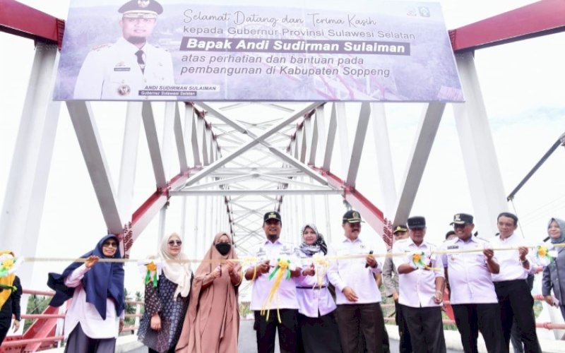PERESMIAN. Gubernur Sulsel, Andi Sudirman Sulaiman, meresmikan Jembatan Andalan Pacongkang di Desa Kampiri, Kecamatan Cita, Kabupaten Soppeng, Rabu (23/8/2023). foto: istimewa