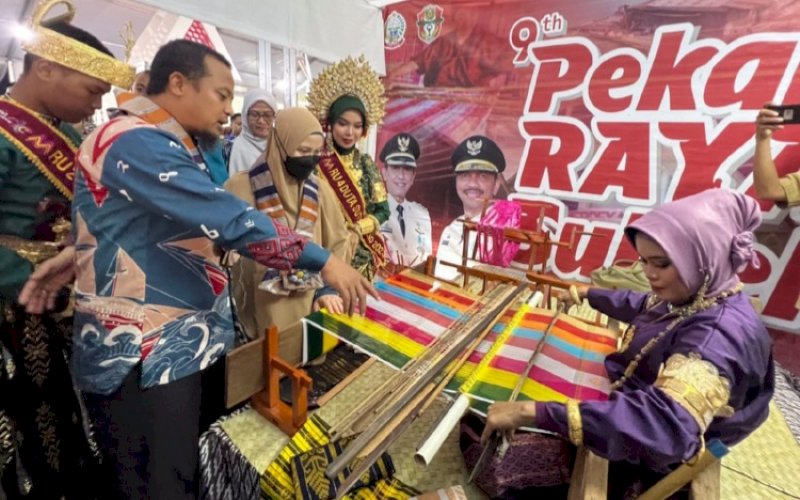 TINJAU PRS. Gubernur Sulsel, Andi Sudirman Sulaiman, meninjau booth usai membuka Pekan Raya Sulsel (PRS) Ke-9 di Wisma Negara Center Point of Indonesia (CPI) Makassar, Senin (28/8/2023). foto: istimewa