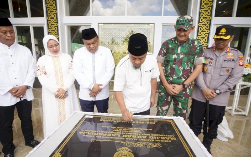 PERESMIAN. Gubernur Sulsel Andi Sudirman Sulaiman didampingi Bupati Bone Andi Fahsar M Padjalangi meresmikan Masjid Akbar Lappariaja di Leppangeng, Desa Patangkai, Kecamatan Lappariaja, Kabupaten Bone, Minggu (27/8/2023). foto: istimewa