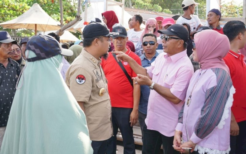 PEMBANGUNAN. Bupati Bulukumba Andi Muchtar Ali Yusuf mendampingi Gubenur Sulsel Andi Sudirman Sulaiman meletakkan batu pertama pembangunan dermaga (cause way) kolam labuh yang berada di belakang Tempat Pelelangan Ikan (TPI) Bentenge, Bulukumba, Sabtu (12/8/2023). foto: istimewa