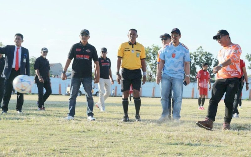 PEMBUKAAN. Bupati Bulukumba, Andi Muchtar Ali Yusuf, melakukan tendangan pertama sebagai tanda pembukaan Bupati Cup II 2023 di Stadion Mini Bulukumba, Minggu (27/8/2023). foto: istimewa