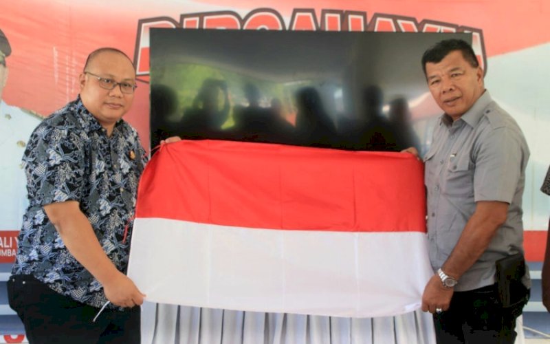 PENYERAHAN. Kajari Bulukumba Cahyadi Sabri menyerahkan bendera merah putih kepada Bupati Bulukumba Andi Muchtar Ali Yusuf di pendopo Rujab Bupati Bulukumba, Jumat (4/8/2023). foto: istimewa