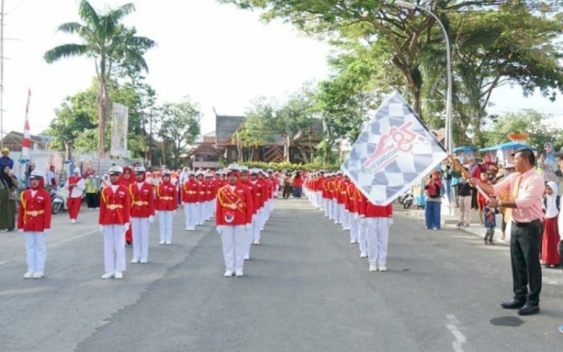 PELEPASAN. Bupati Bulukumba, Muchtar Ali Yusuf, melepas peserta lomba gerak jalan di Lapangan Pemuda Bulukumba, Rabu (16/8/2023). foto: istimewa