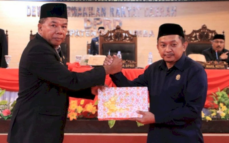 PENYERAHAN. Bupati Bulukumba, Andi Muchtar Ali Yusuf, menyerahkan dokumen KUA-PPAS Rancangan Anggaran Pendapatan dan Belanja Daerah Tahun Anggaran 2024 melalui forum Rapat Paripurna DPRD Kabupaten Bulukumba, Jumat (4/8/2024). foto: istimewa
