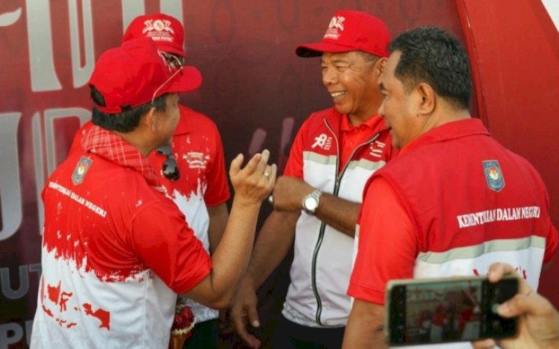 AKRAB. Bupati Bulukumba Andi Muchtar Ali Yusuf (kanan) berbincang akrab dengan Menteri Dalam Negeri Tito Karnavian (kiri) di sela-sela Puncak Gerakan Nasional Pembagian 10 Juta Bendera Merah Putih yang dipusatkan di Tanjung Bira, Kabupaten Bulukumba, Jumat (11/8/2023). foto: istimewa