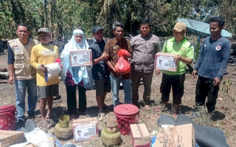 BANTUAN. BPBD Provinsi Sulsel menyalurkan bantuan Logistik dan peralatan melalui buffer stok Pemprov Sulsel kepada warga korban kebakaran di Jalan Poros Moroa Panaikang 2, Kelurahan Bonto Manai, Kecamatan Bissappu, Kabupaten Bantaeng, Minggu (27/8/2023). foto: istimewa