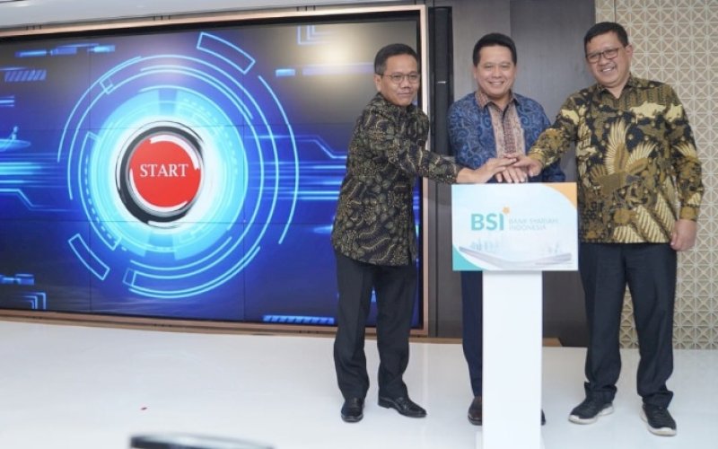 LELANG. PT Bank Syariah Indonesia Tbk (BSI) melaksanakan Gebyar Lelang Serentak BSI (Gebyar BSI) sebanyak 1.000 unit, 8 Agustus-9 September 2023 dengan target penjualan mencapai Rp150 miliar. Seremoni dilakukan Direktur Utama BSI Hery Gunardi (tengah), Direktur Lelang Direktorat Jenderal Kekayaan Negara Kementerian Keuangan Joko Prihanto (kiri) dan Direktur Jenderal Penetapan Pendaftaran Tanah Kementerian Agraria & Tata Ruang/BPN Yagus Suyadi (kanan). foto: istimewa