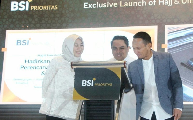 PELUNCURAN. SEVP Wealth Management BSI Asri Natanegeri (ki-ka), Direktur Sales & Distribution BSI Anton Sukarna, dan SEVP Consumer Banking BSI Wawan Setiawan saat peluncuran layanan eksklusif Hajj & Umrah Concierge BSI bersama nasabah BSI Prioritas di The Westin Jakarta, Sabtu (5/8/2023). foto: istimewa