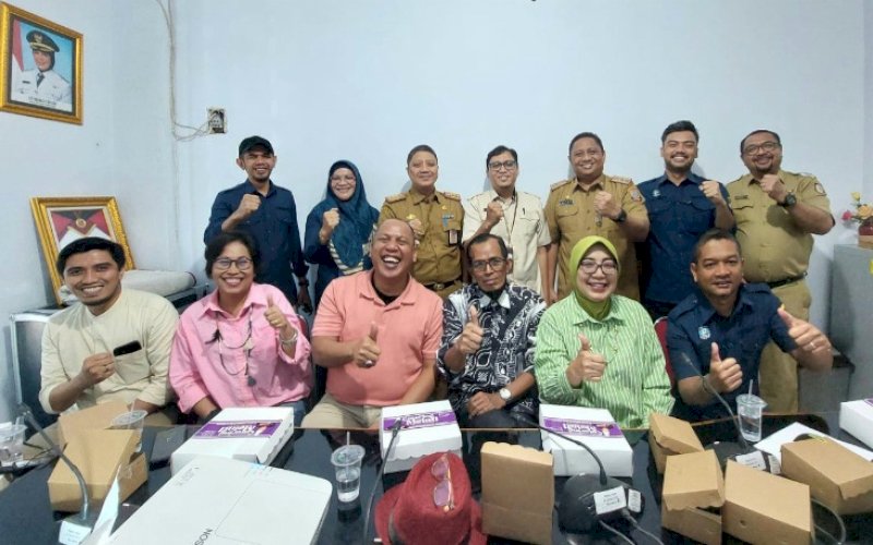 KAJIAN. Kepala Balitbangda Kota Makassar, Andi Bukti Djufrie (tengah belakang), bersama Tim Peneliti Soal Kajian Perparkiran di Kota Makassar dan Tim Pengendali Mutu foto bersama di sela-sela rapat di Ruang Rapat Kepala Balitbangda Makassar, Mal GTC, Tanjung Bunga, Makassar, Selasa (8/8/2023). foto: istimewa