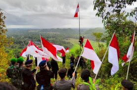 HUT Kemerdekaan RI Ke-78, Brimob Bone Kibarkan Merah Putih di Puncak Gunung Lampoko